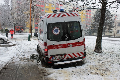 Záchranári vplyvom nepriaznivého počasia zapadli, na pomoc museli prísť hasiči.