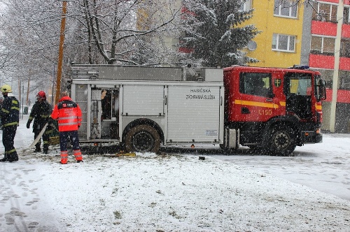 Podľa čitateľa sa s rovnakým problémom muselo popasovať aj prvé vozidlo žilinských hasičov.