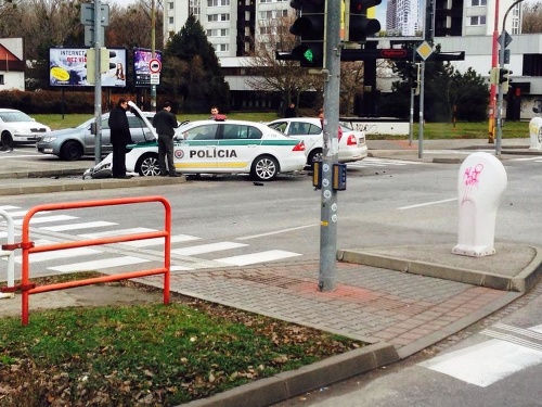 Po autonehode skončil jeden policajt (39) v nemocnici.