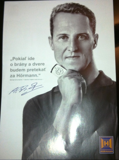 Reklamný plagát so Schumacherom koloval po parkovisku v Prievidzi aj po viac ako mesiaci od ich oficiálneho stiahnutia.