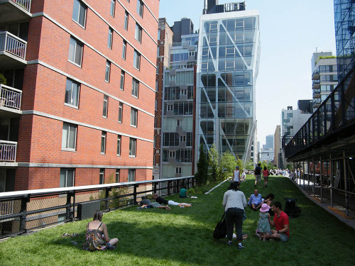 Park High Line ročne navštívi viac ako 4 milióny zvedavcov.