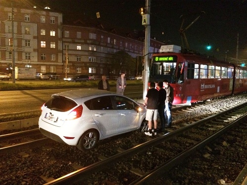 Auto s maďarským evidenčným číslom vyradilo z prevádzky hneď dve električkové linky.