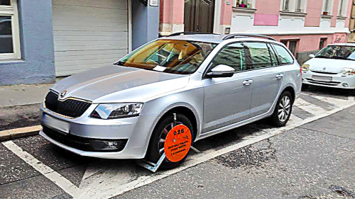 Auto stálo pred vchodom do garáže, takže tvorilo prekážku pri vjazde. 