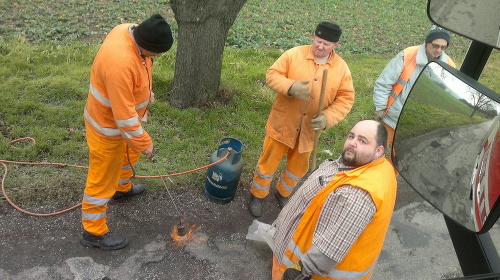 Takto sa opravujú výtlky na Slovensku! Jeden robí a ostatní... 