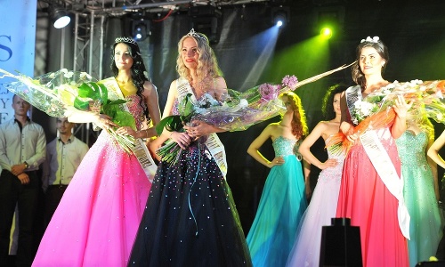 Košičanka Marianna Petrovová (v strede) je novou Miss Prešovskej univerzity.