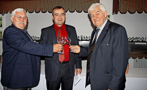 Starosta Nemčinian Slavomír Očovský (zľava), predseda poroty Štefan Ailer a predseda spolku vinohradníkov v Nemčiňanoch Jozef Nízl boli s výstavou spokojní. 