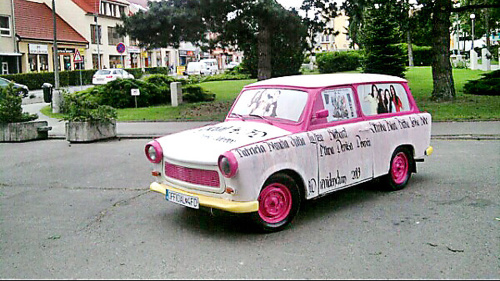 Maturanti fotografického dizajnu SOŠ z Hlohovca si z trabant urobili tablo.