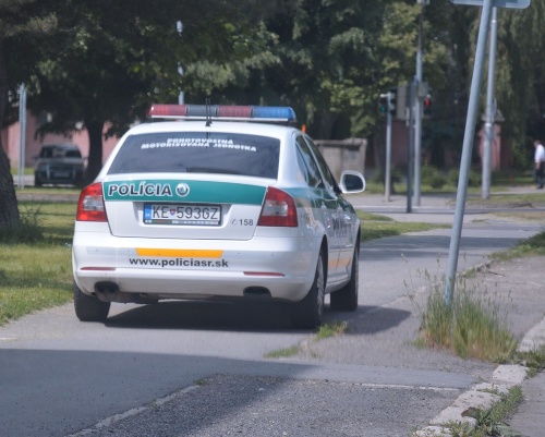 Policajná hliadka si spravila z chodníka parkovisko.