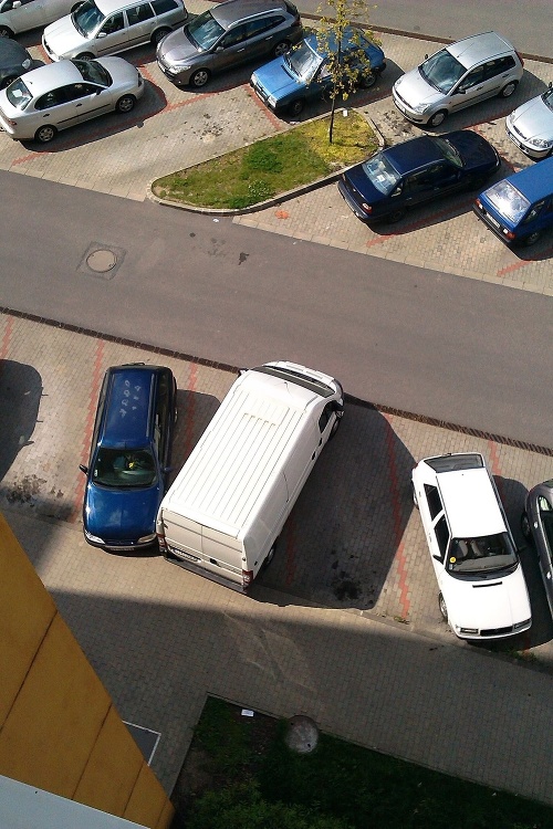 Autor fotografie dúfa, že po jej zverejní sa vodič bielej dodávky uvedomí a nabudúce sa podobnému manévru vyhne.