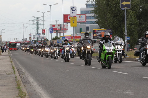 Motorkári predviedli v Bratislave spanilú jazdu pre podporu svalových dystrofikov.