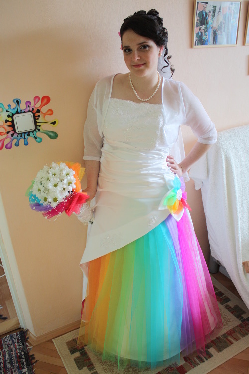 Mirka klasické biele svadobné šaty oživila farbami dúhy.