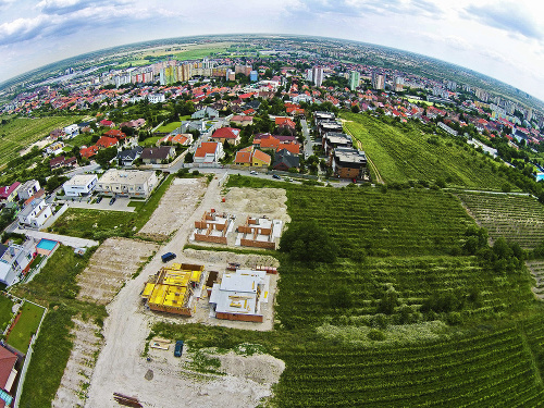 Napriek odporu úradov podnikateľ v Rači stavia tieto bungalovy.