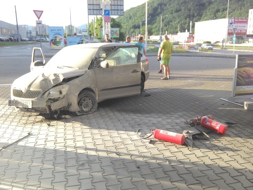 Mladík si to vpálil rovno do stojana na pumpe.