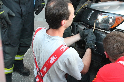 Piati hasiči a dvaja policajti zachraňovali tenkého hada z auta.