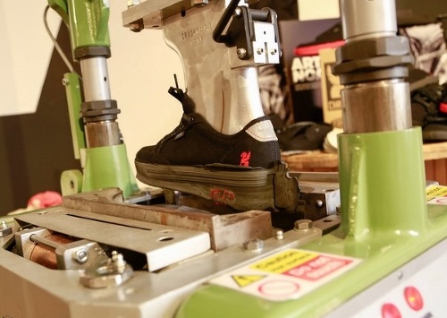 Slovenský stroj je hviezdou americkej továrne na topánky.