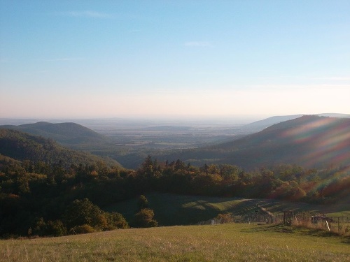 Jelenia skala- poskytuje výhľad na obec Vyhne a Žiarsku kotlinu ale aj hrebene Nízkych Tatier.