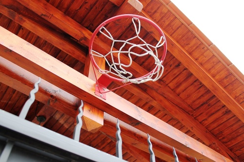 Čitateľ si netradične osadený basketbalový kôš všimol v Šali.
