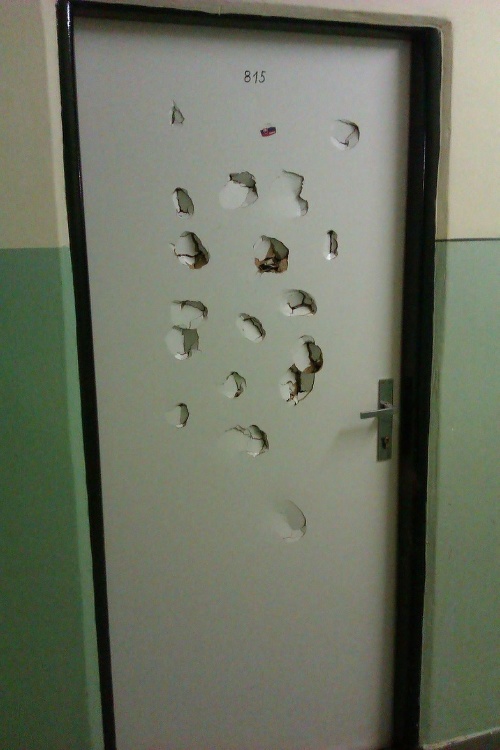 Takto si študenti vybíjajú zlosť. Čitateľka tvrdí, že dvere takto zostali pol roka.