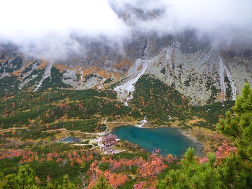 Fotografia zachytáva Dolinu Zeleného plesa z výstupu do Červenej dolinky.