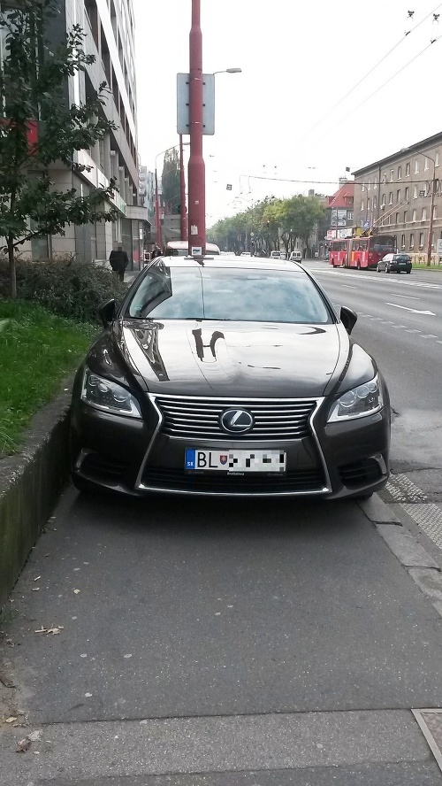 Šofér tejto mašiny predviedol aroganciu najhrubšieho zrna, už ho rieši polícia.