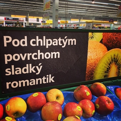 Supermarket baví svojich zákazníkov zvláštnym pútačom.