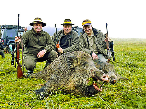 Poľovníci Jozef Harakaľ, primátor Ján Ragan a Matúš Tribula skolili 180-kilového kanca a 120-kilovú sviňu.