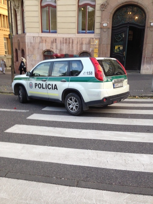 Takto si polícia odparkovala auto pred Hlavnou poštou v Bratislave.