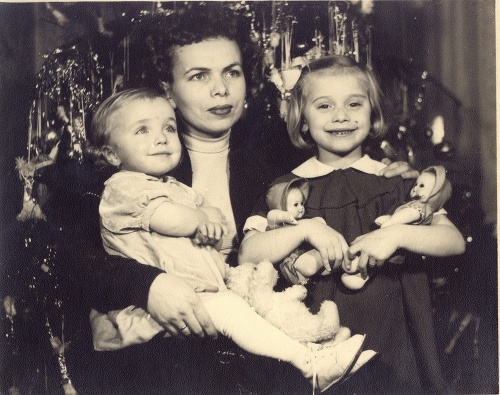 Vianoce 1955: Janka (vľavo) s mamičkou a sestrou, ktorá opatruje ich bábiky.