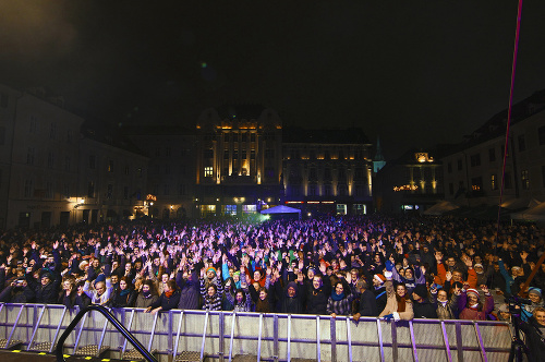 Párty na klzisku na Hviezdoslavovom námestí potrvá do pol 2. v noci.