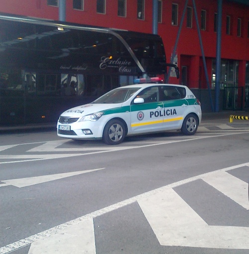 Čitateľovi sa podarilo odfotiť policajné vozidlo, ktoré sa od tých ostatných odlišuje jedným detailom.