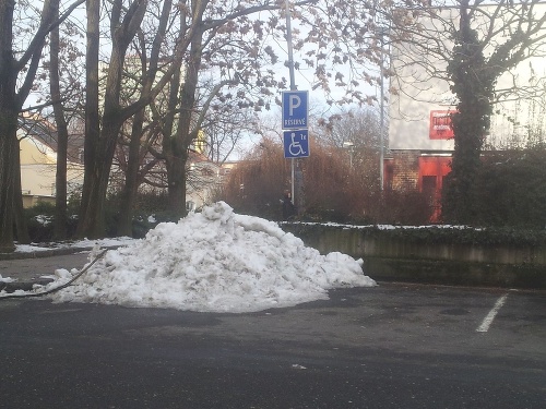 Firma v Leviciach pozhŕňala kopu snehu naozaj originálne.