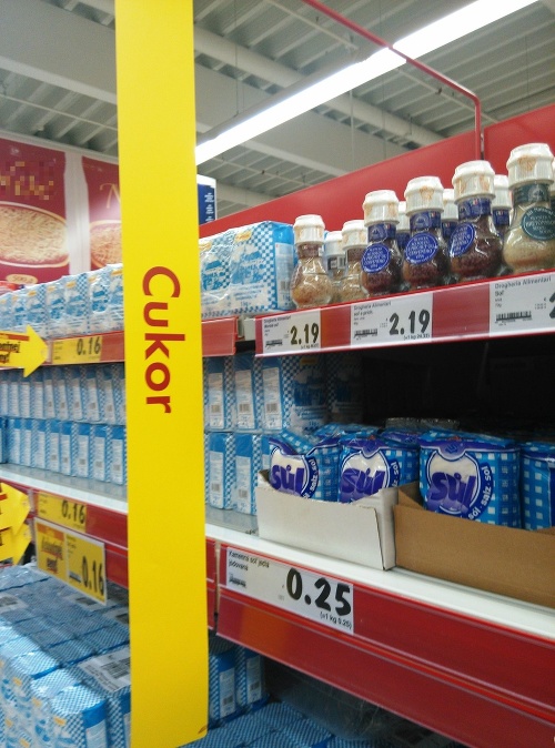 Hoci sa v regáloch nachádzali desiatky kíl soli, supermarket mal na vystavený tovar iný názor.