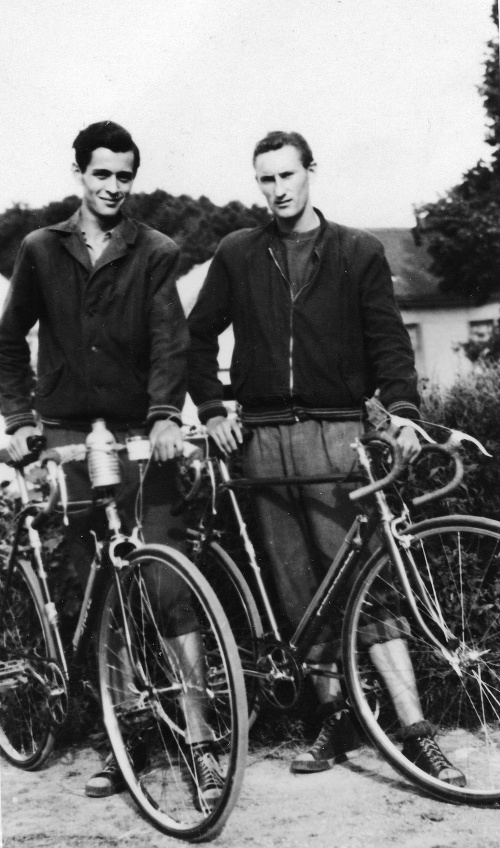 Čitateľ si s kamarátom Karolom Polákom (vľavo) v r. 1955 vyrazili na dovolenku do Vysokých Tatier. Ako inak, na Favoritoch za 1 200 Kčs.