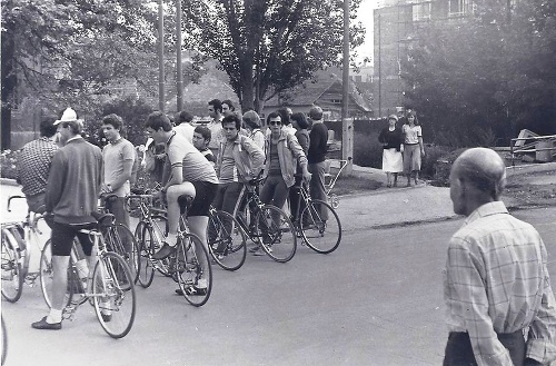 Stano Trnovec z Bernolákova sa v roku 1979 zúčastnil na celoslovenskom jednodňovom výlete z Trnavy do Tatier. Favorit medzi bicyklami nemohol chýbať!