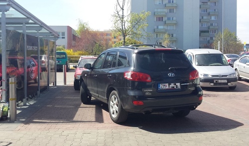 Cez dve miesta zaparkované auto si čitateľ všimol na nitrianskom sídlisku Chrenová.