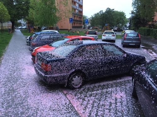 V lepšom prípade veterná smršť takto skrášľovala autá.