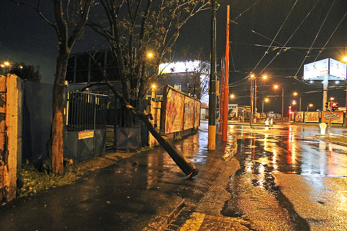 Na viacerých miestach padnuté stromy ohrozovali ľudské životy.