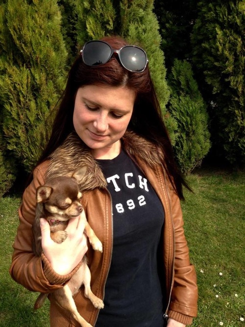 Lucia (26) má psíka do ruky. Ide o vzácnu čokoládovú čivavu.