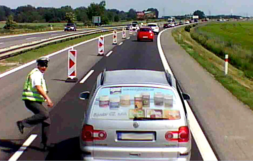 Policajta nahnevalo, že auto ide pomaly.