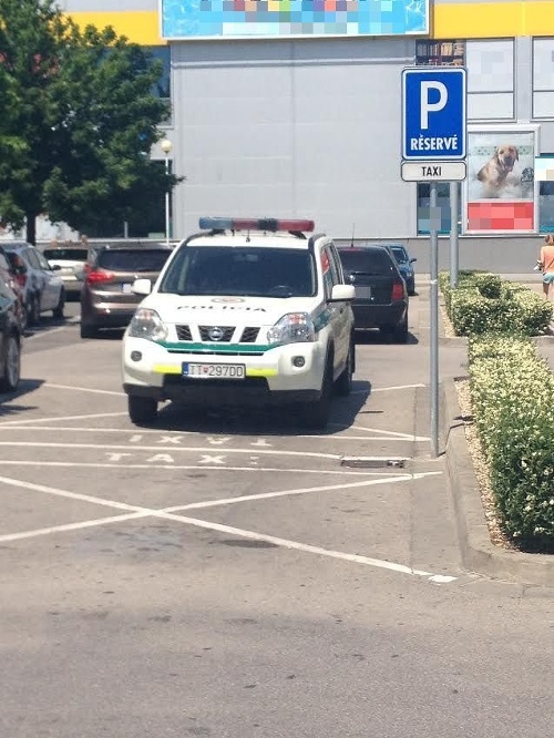 Čitateľa Richarda nahnevalo parkovanie trnavského policajta.