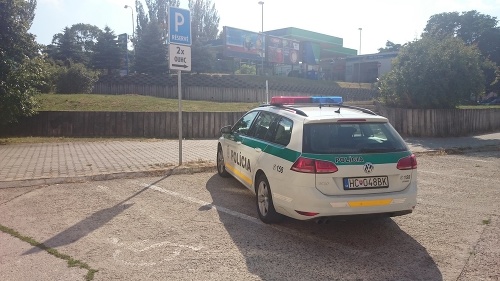 Policajti v Hlohovci zaparkovali cez tri parkovacie miesta.