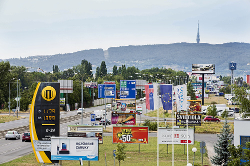 Hlavné mesto zaplavila reklama. Aj nelegálna.