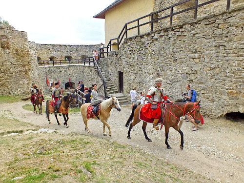 Klenoty dorazili po týždňovej púti z poľského
hradu Wawel na Hrad Stará Ľubovňa.