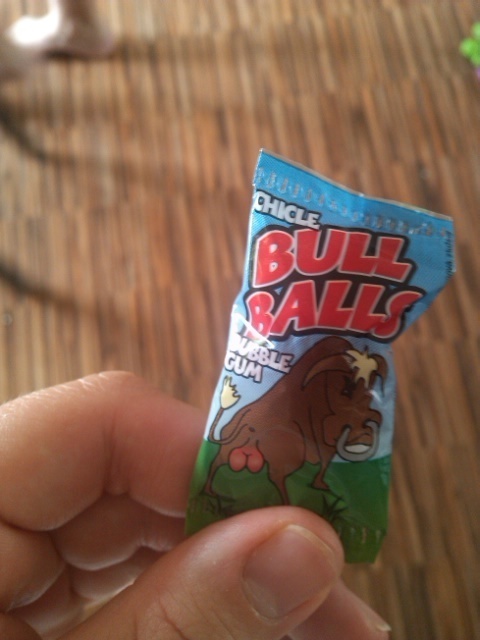 Žuvačku s názvom Bull Balls (Býčie gule) našli v balíčku pre dievčatá.