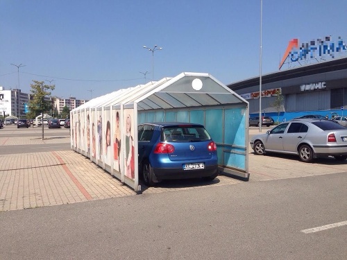 Vodič v Košiciach si auto pred pekelnými horúčavami chránil naozaj originálne.