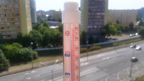 Lučenec, 12. 8. 2015: Tropických 51 °C nameral v centre mesta Henrichov teplomer.