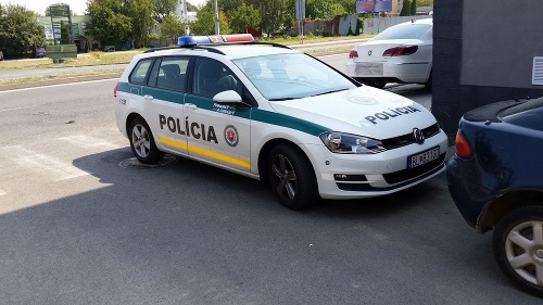 Policajtom neprekážalo, že zadnou časťou auta stoja na priechode pre chodcov.