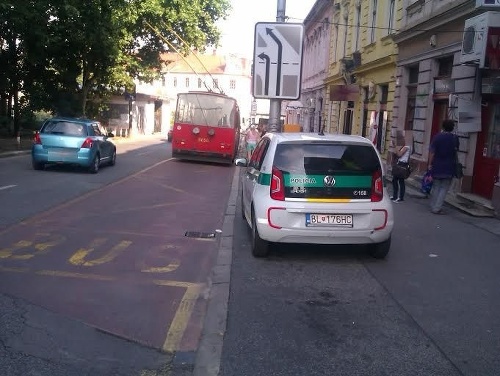 Policajti odstavili svoje vozidlo priamo za zastávkou MHD.