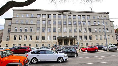 Kritizovaná predajňa sa nachádza v Justičnom paláci v Bratislave.