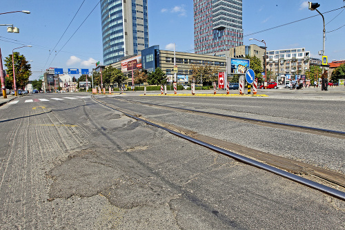 Na opravu infraštruktúry hlavného mesta chýbajú financie, cesty pripomínajú tankodrom.